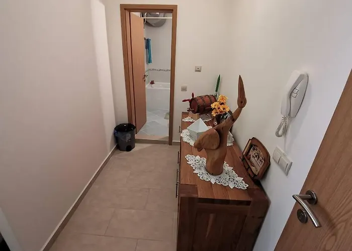 Homely, 2 Bed Apt, 4* Vineyards Каблешково